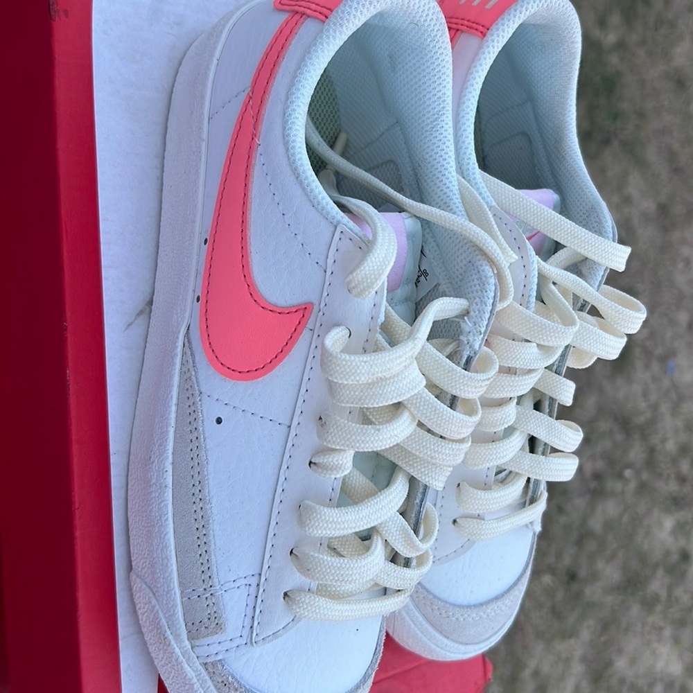 Big girl Nike blazers low pink and white